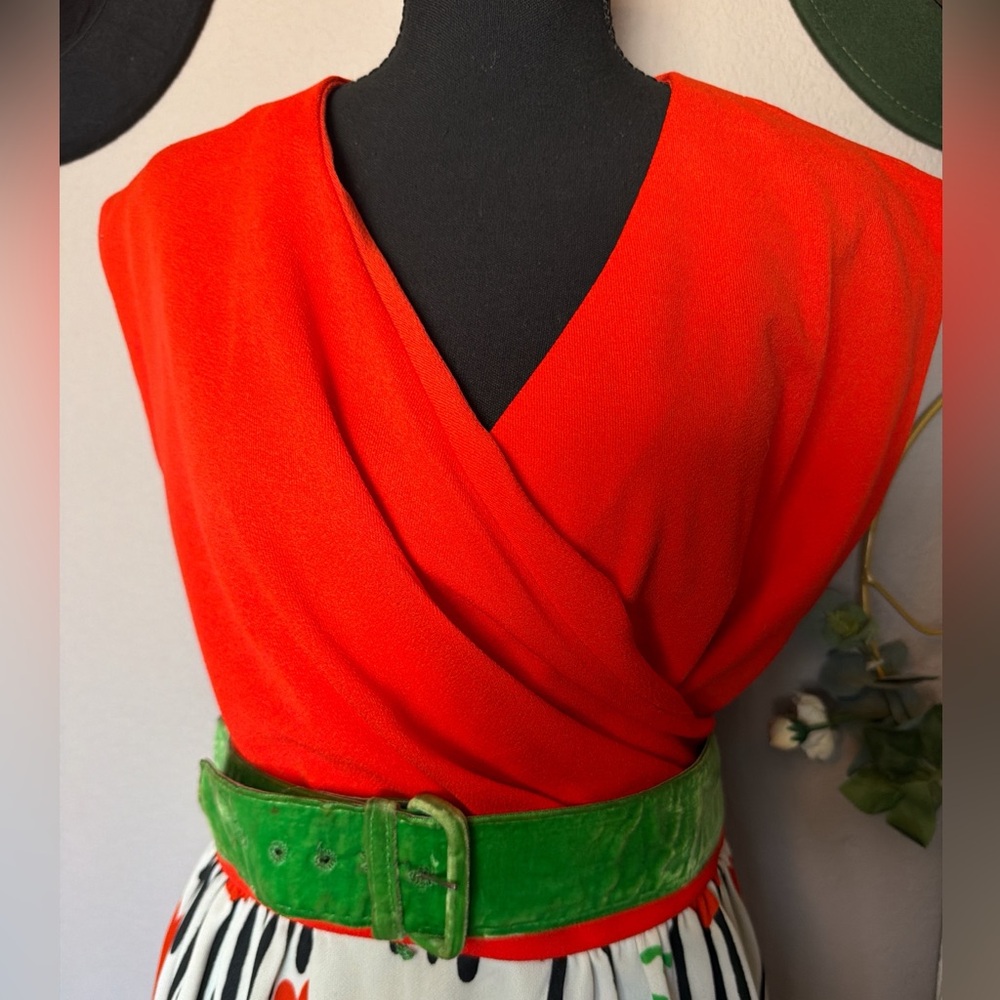 Vintage Deadstock 1970’s Leslie Fay Red and Green Floral Belted Dress - Picture 3 of 5